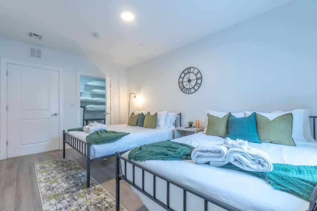 2 Bedroom 2 Bath Suite, Near American Dream And The Airport, Free Parking, King Bed And 2 Queen Beds, Washer And Dryer Orange Exterior foto
