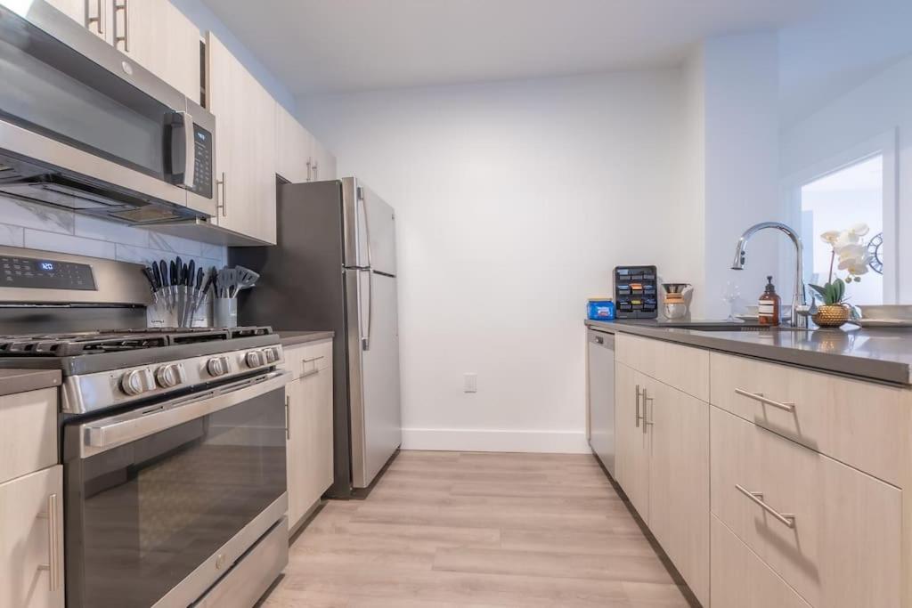 2 Bedroom 2 Bath Suite, Near American Dream And The Airport, Free Parking, King Bed And 2 Queen Beds, Washer And Dryer Orange Exterior foto