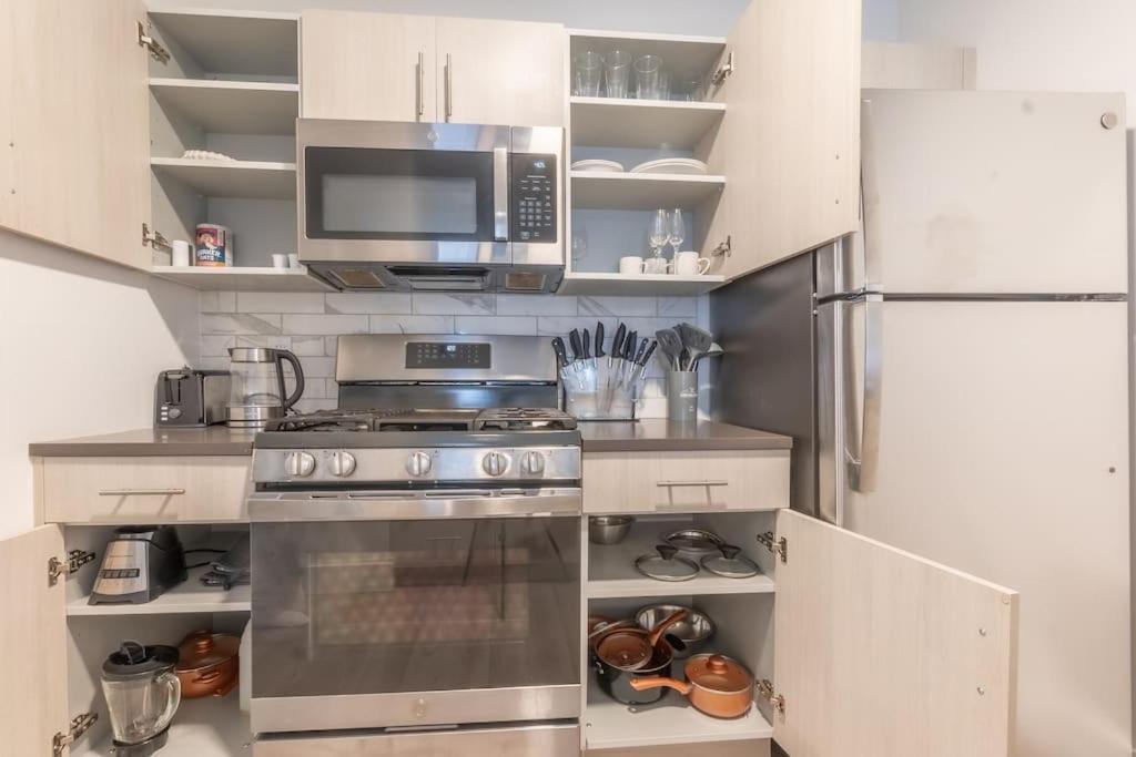 2 Bedroom 2 Bath Suite, Near American Dream And The Airport, Free Parking, King Bed And 2 Queen Beds, Washer And Dryer Orange Exterior foto